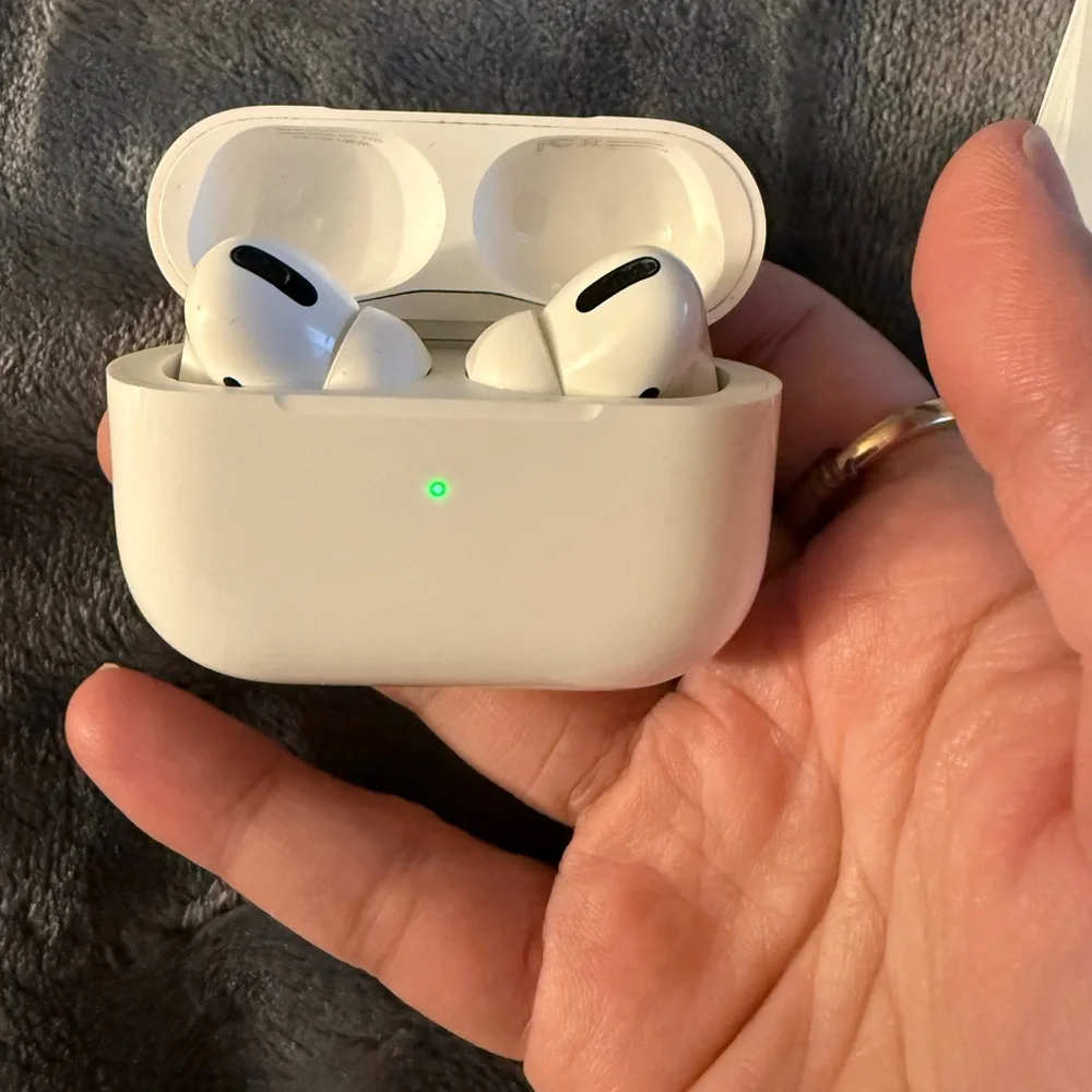 Apple AirPod pro 2 White Wireless Earbuds with Charging Case